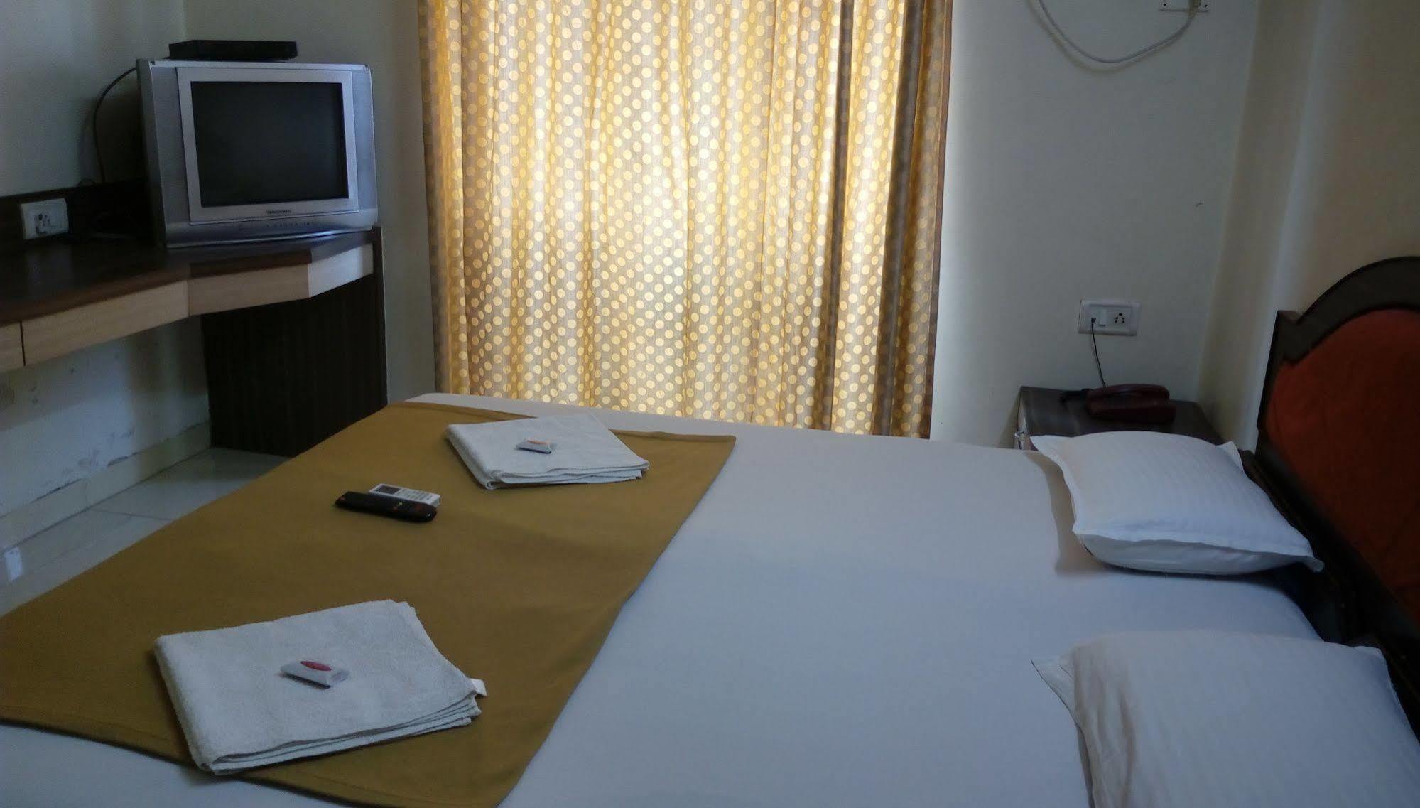 Hotel Shelter Palace Navi Mumbai Exterior photo